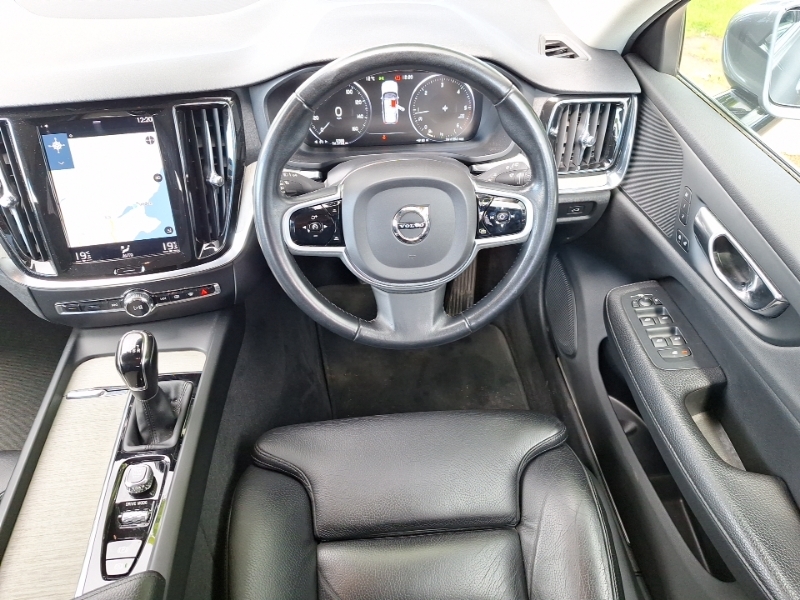 Volvo V60 D4 Momentum Pro Black #8