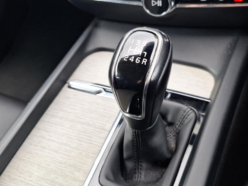 Volvo V60 D4 Momentum Pro Black #15