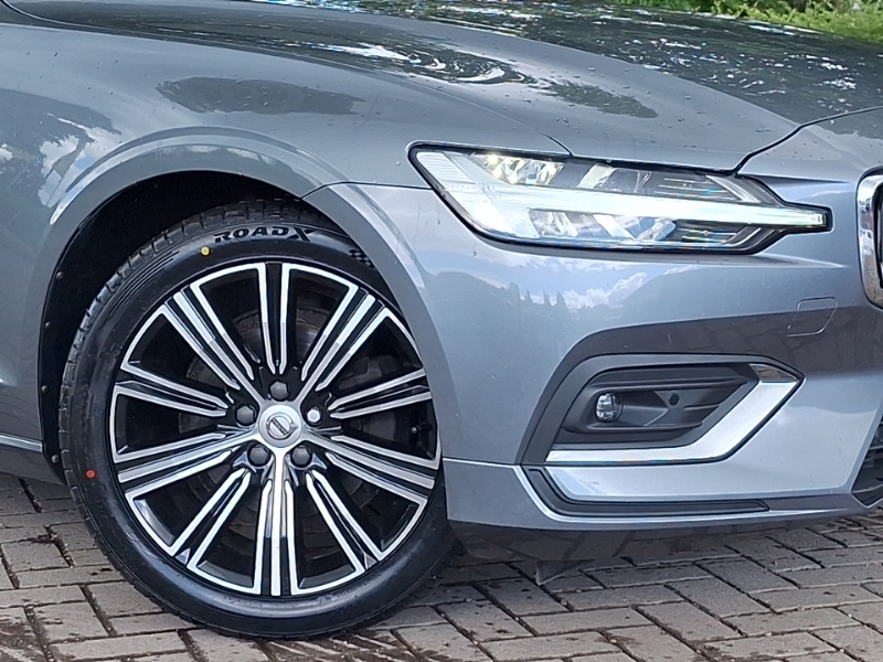 Volvo V60 D4 Momentum Pro Black #20