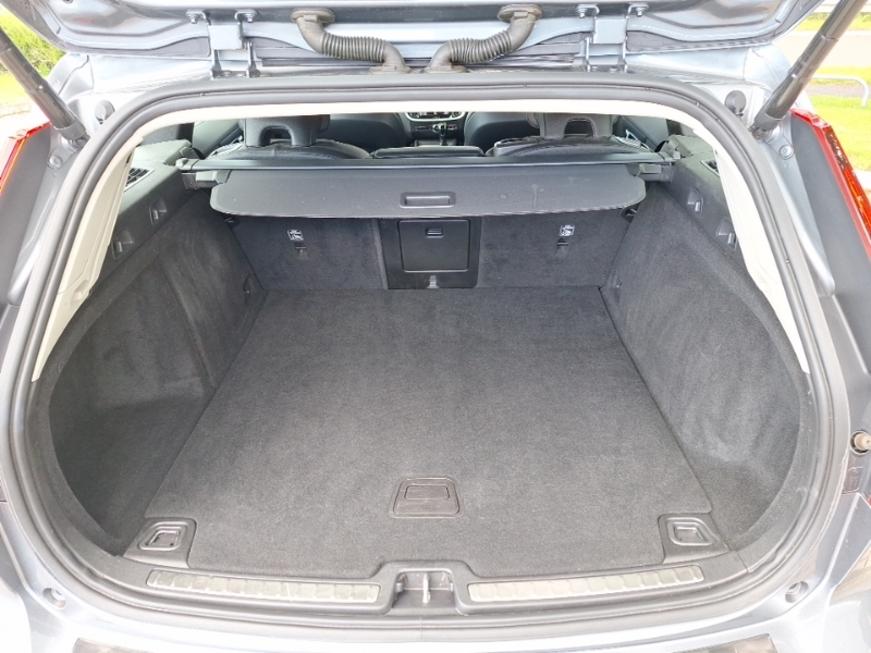 Volvo V60 D4 Momentum Pro Black #18