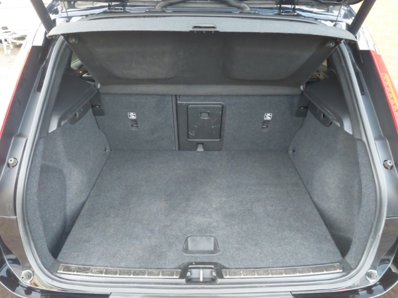Volvo XC40 2L Momentum Black #8