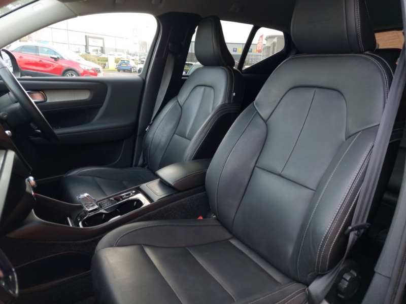 Volvo XC40 2L Momentum Black #12