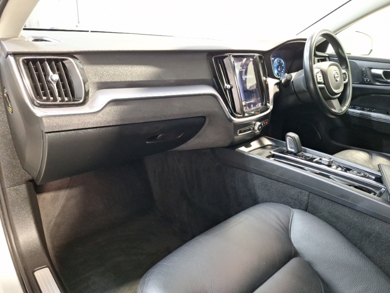 Volvo V60 2.0 B3p Momentum White #5