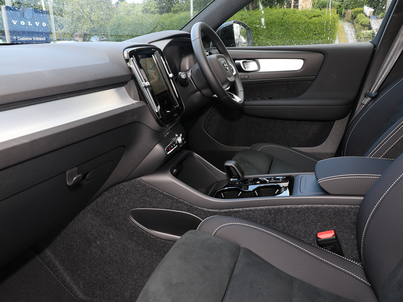 Volvo XC40 2.0 B3p Plus Dark SM26OMB Black #3
