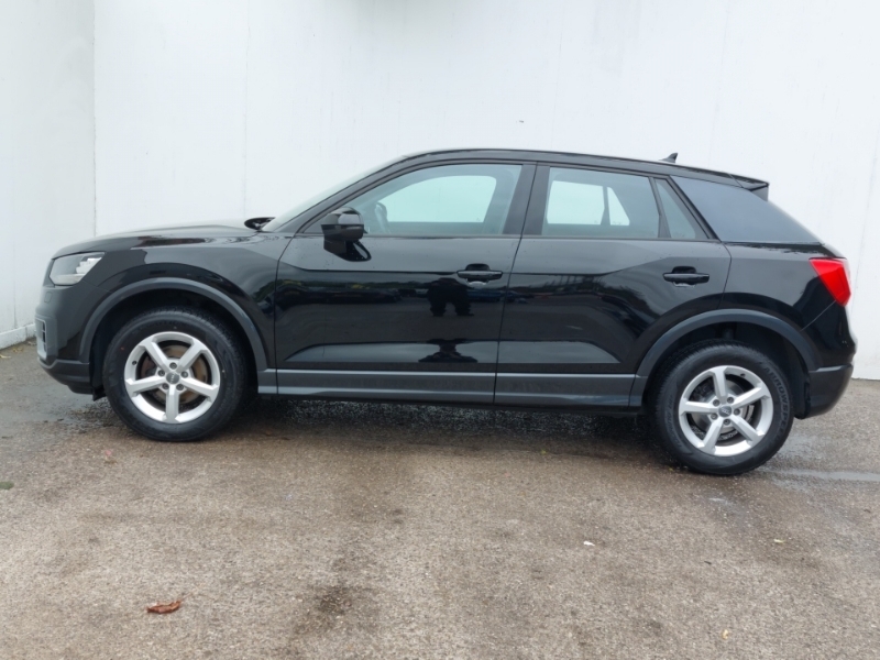 Audi Q2 30 Tfsi Technik Black #4