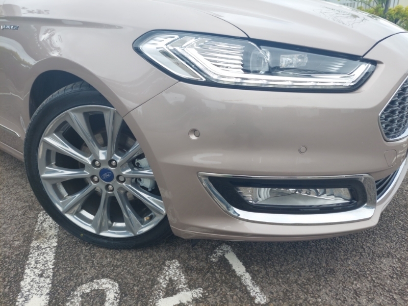 Ford Mondeo Hatchback Red #20