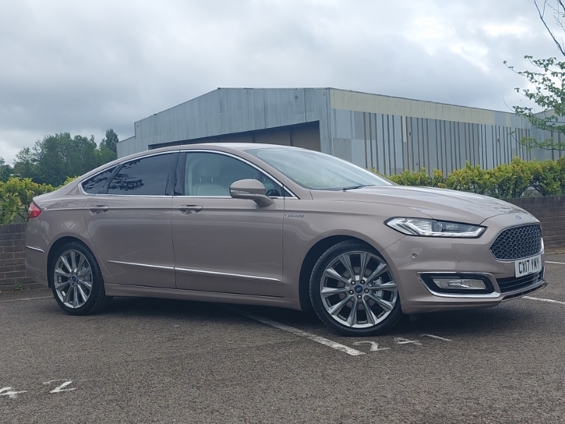Ford Mondeo Hatchback Red #7