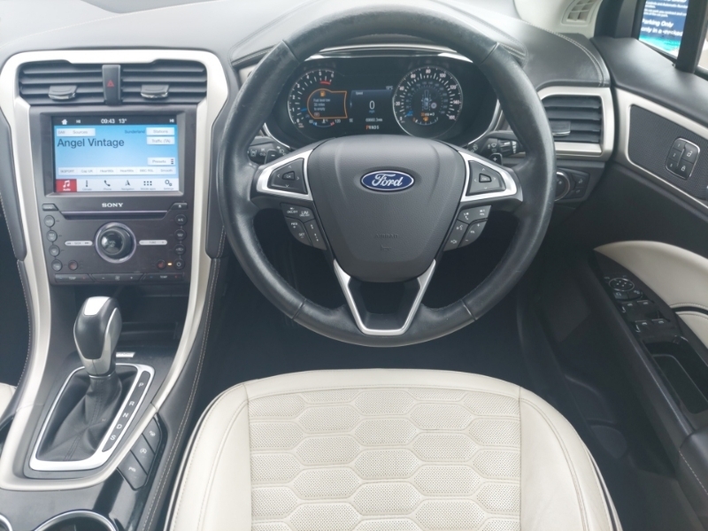 Ford Mondeo Hatchback Red #8