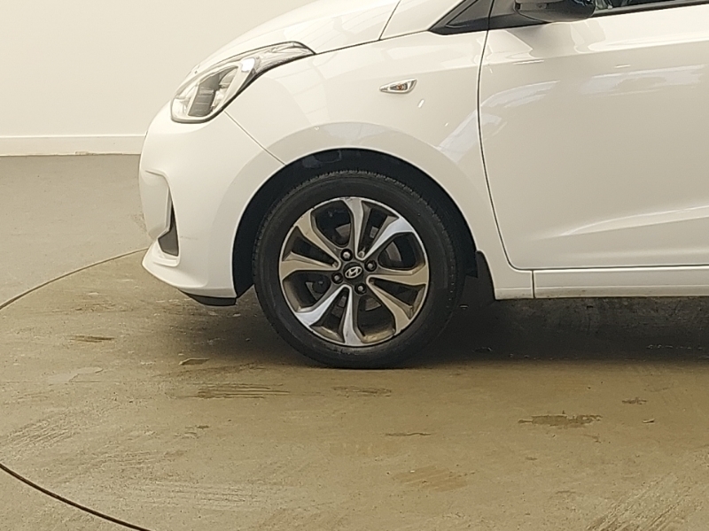 Hyundai I10 Hatchback White #17