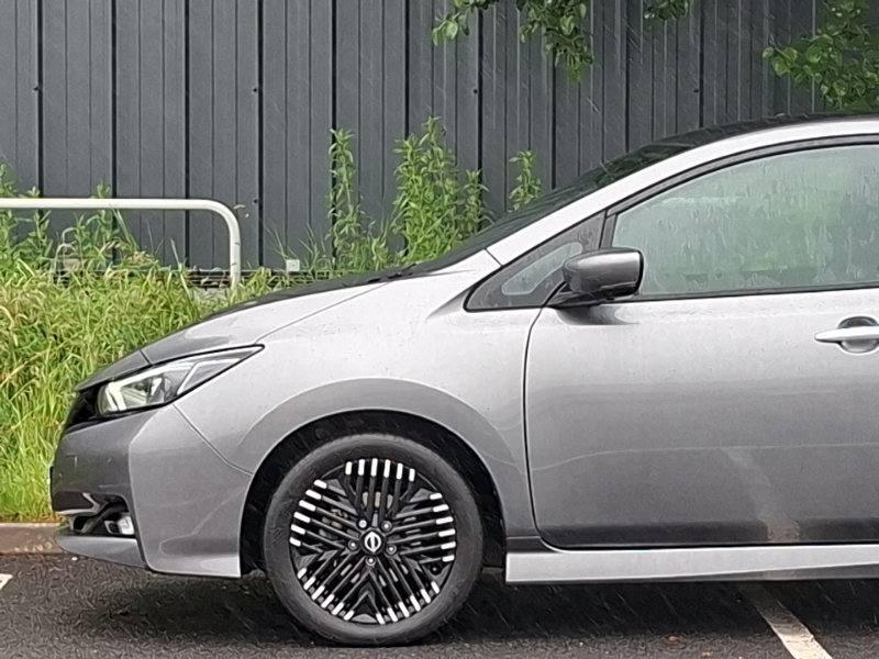 Nissan Leaf Leaf N-connecta Red #19