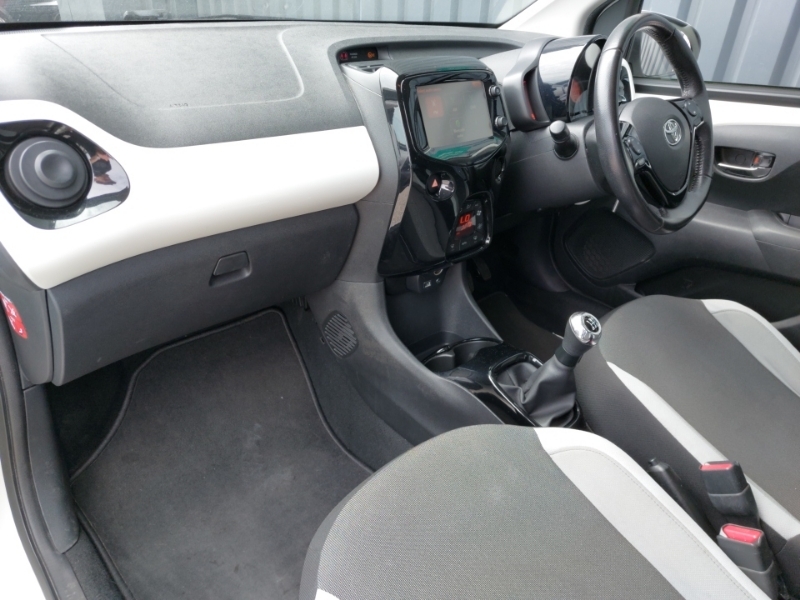 Toyota Aygo 1.0 Vvt-i X-style YH67ZSD White #5