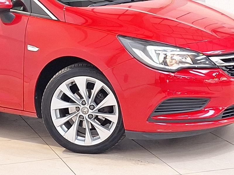 Vauxhall Astra Hatchback Red #9