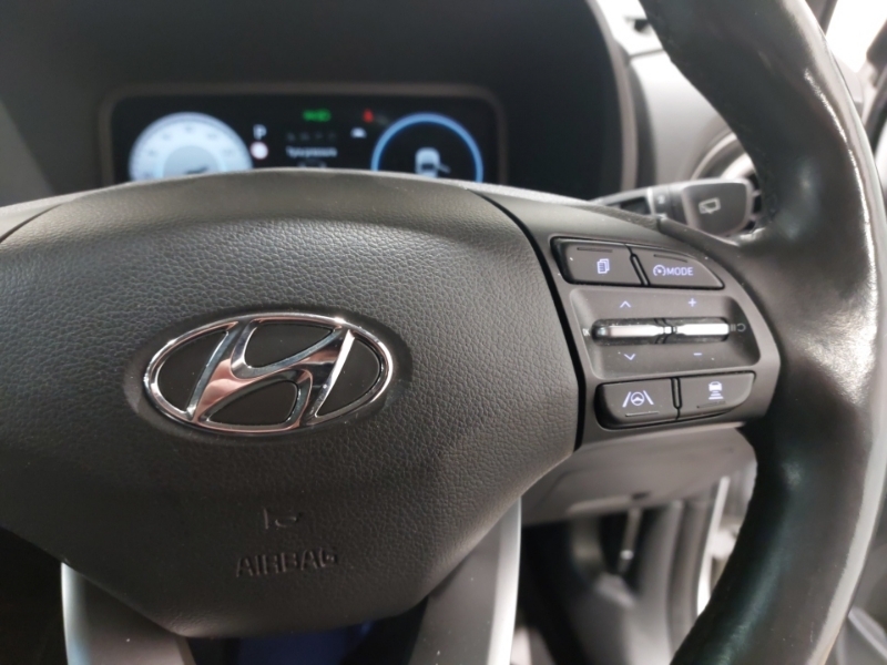 Hyundai Kona Premium White #13