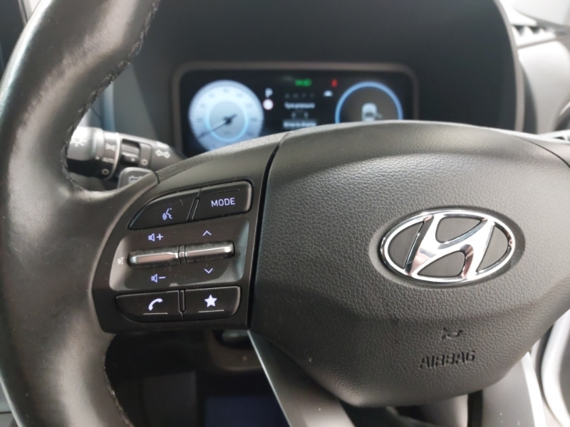 Hyundai Kona Premium White #12