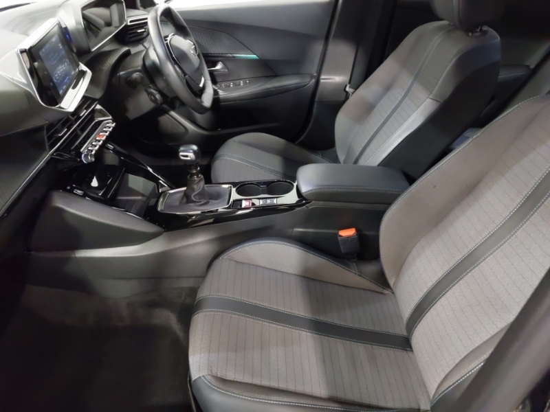 Peugeot 2008 1.2 Puretech 130 Allure Premium Black #5