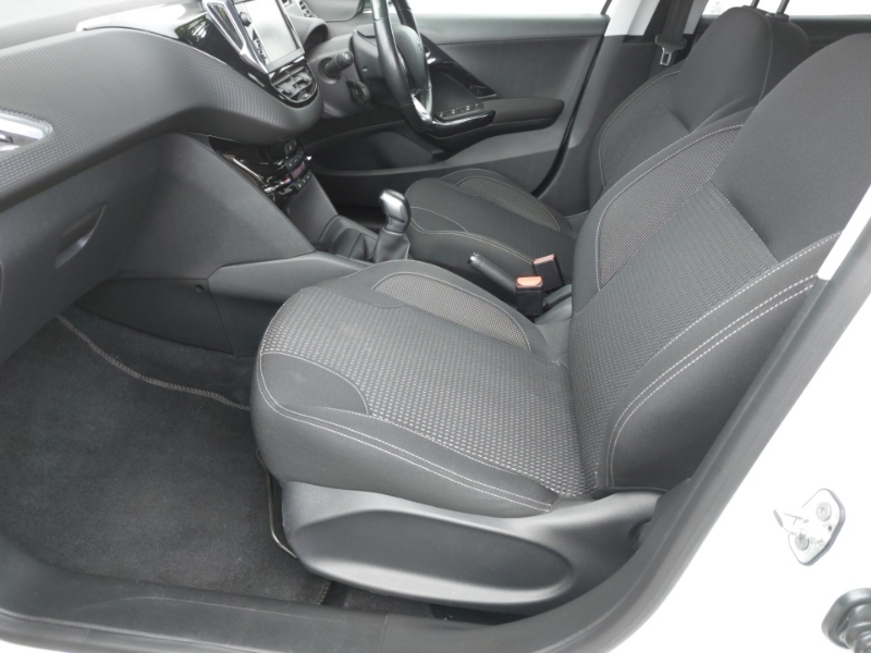 Peugeot 208 1.2 Puretech 82 Tech Edition Start Stop White #5