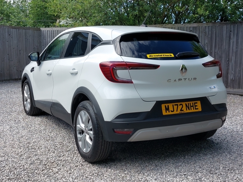 Renault Captur 1.6 E-tech Hybrid 145 Iconic Edition White #2