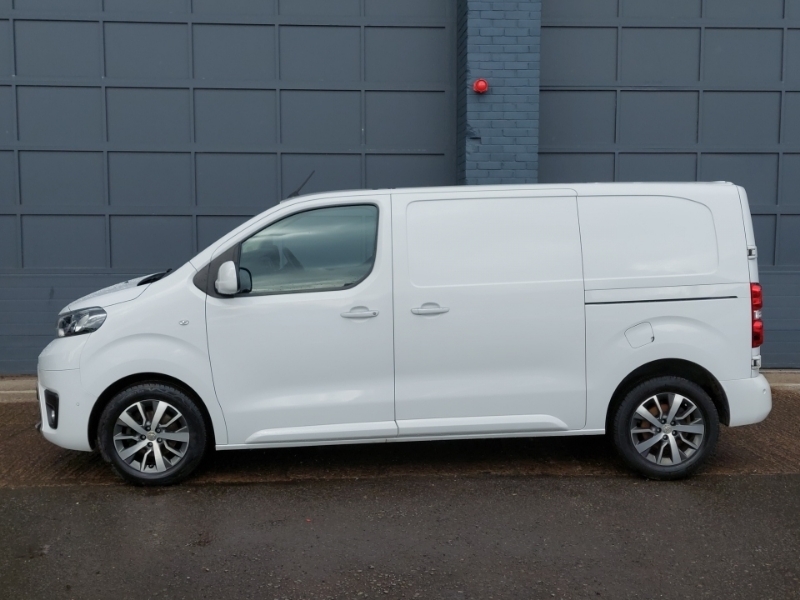 Toyota PROACE 2.0D 140 Design Van Tss White #4