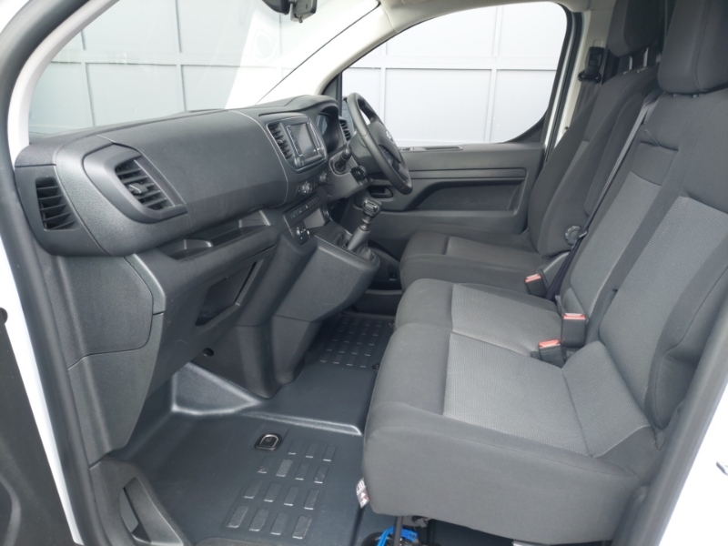 Toyota PROACE 2.0D 140 Design Van Tss White #5