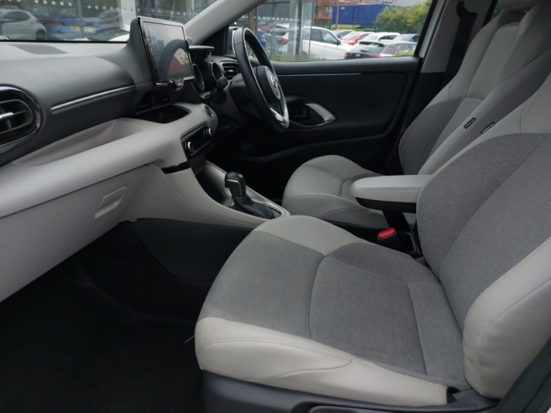 Toyota Yaris 1.5 Hybrid Excel Cvt White #5