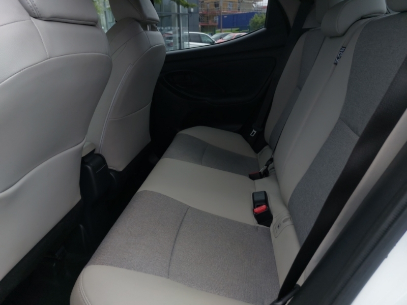 Toyota Yaris 1.5 Hybrid Excel Cvt White #6