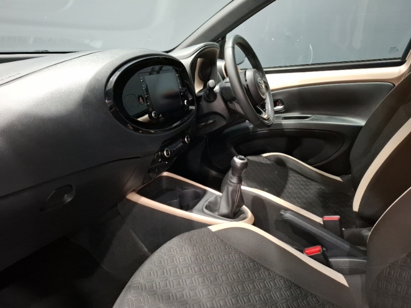 Toyota Aygo X 1.0 Vvt-i Edge Beige #5