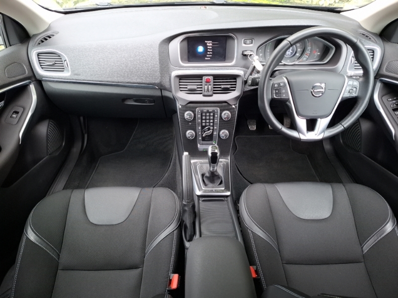 Volvo V40 D2 122 Momentum Edition Black #3