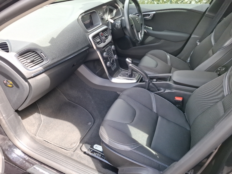 Volvo V40 D2 122 Momentum Edition Black #5