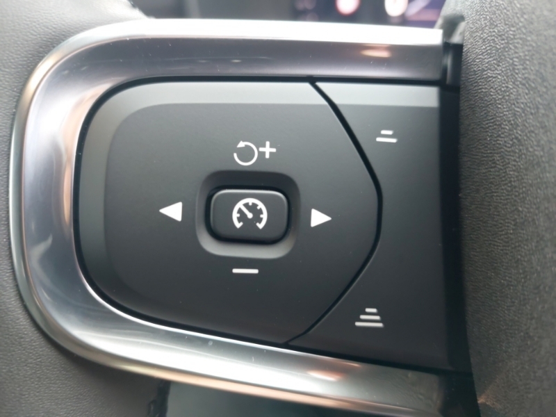 Volvo XC40 Plus Red #14