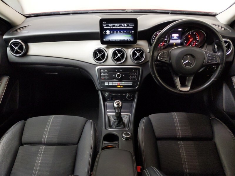 Mercedes-Benz GLA Class Gla 180 Urban Edition Red #3