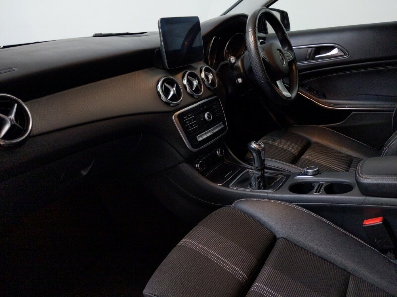 Mercedes-Benz GLA Class Gla 180 Urban Edition Red #5