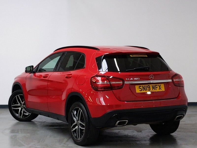 Mercedes-Benz GLA Class Gla 180 Urban Edition Red #2
