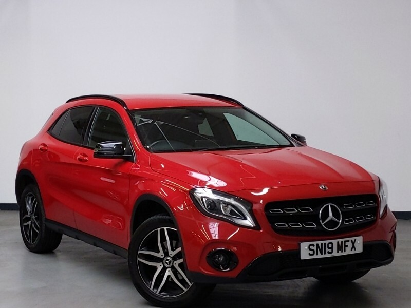 Mercedes-Benz GLA Class Gla 180 Urban Edition Red