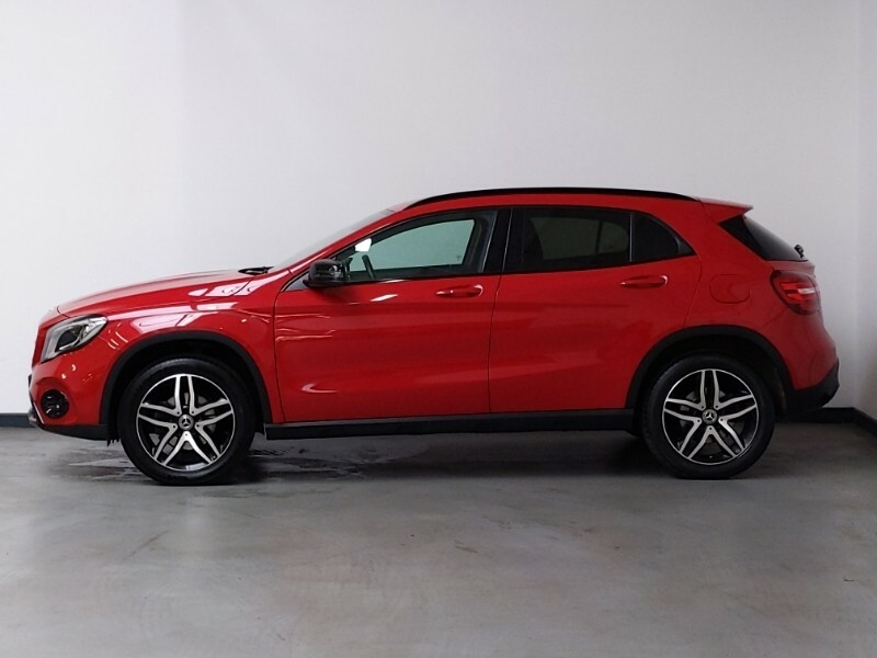 Mercedes-Benz GLA Class Gla 180 Urban Edition Red #4