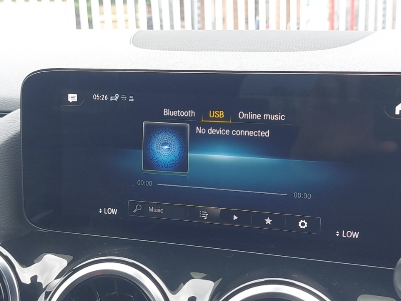 Mercedes-Benz GLA Class Gla 200 Amg Line Executive Red #16