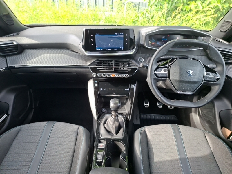 Peugeot 2008 1.2 Puretech 130 Allure Premium Black #3