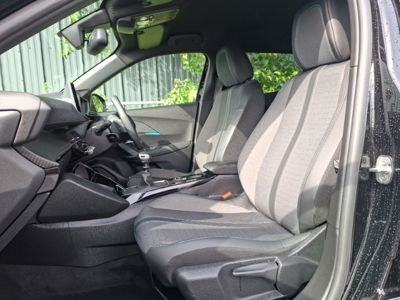 Peugeot 2008 1.2 Puretech 130 Allure Premium Black #5