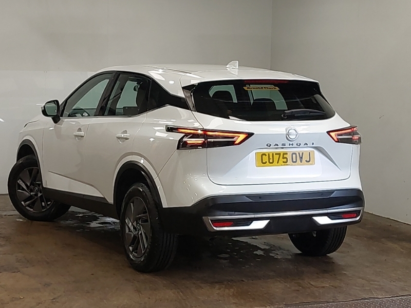 Nissan Qashqai 1.3 Dig-t Mh Acenta Premium CU75OVJ White #2
