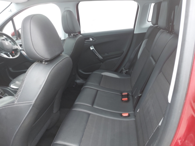 Peugeot 2008 1.2 Puretech Allure Premium Start Stop Red #6