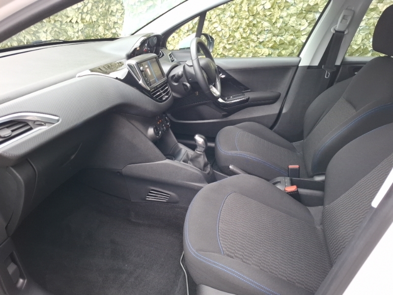 Peugeot 208 1.2 Puretech 82 Signature Start Stop White #5