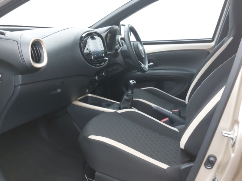 Toyota Aygo X 1.0 Vvt-i Edge Beige #5
