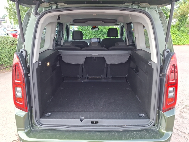 Vauxhall Combo-e Life 100Kw Design XL 52Kwh 7 Seat White #18
