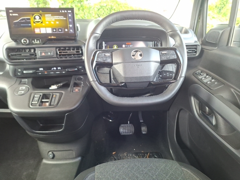 Vauxhall Combo-e Life 100Kw Design XL 52Kwh 7 Seat White #8