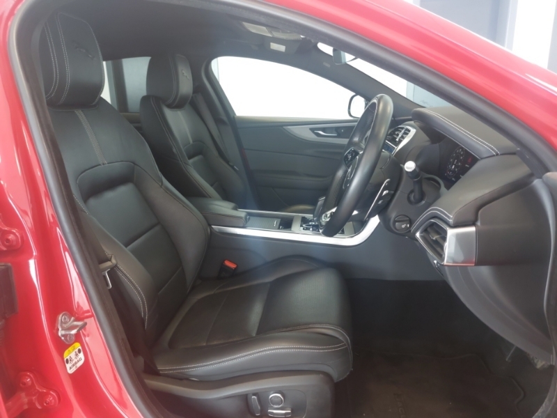 Jaguar XE 2.0 P300 R-dynamic Se Awd Red #6