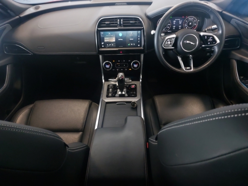 Jaguar XE 2.0 P300 R-dynamic Se Awd Red #4