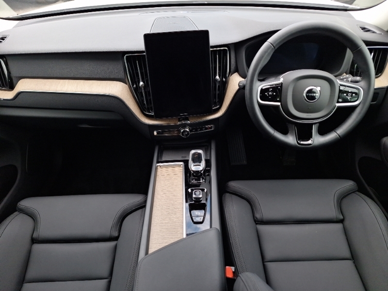 Volvo XC60 2.0 B5p Plus Dark Awd Geartronic White #3