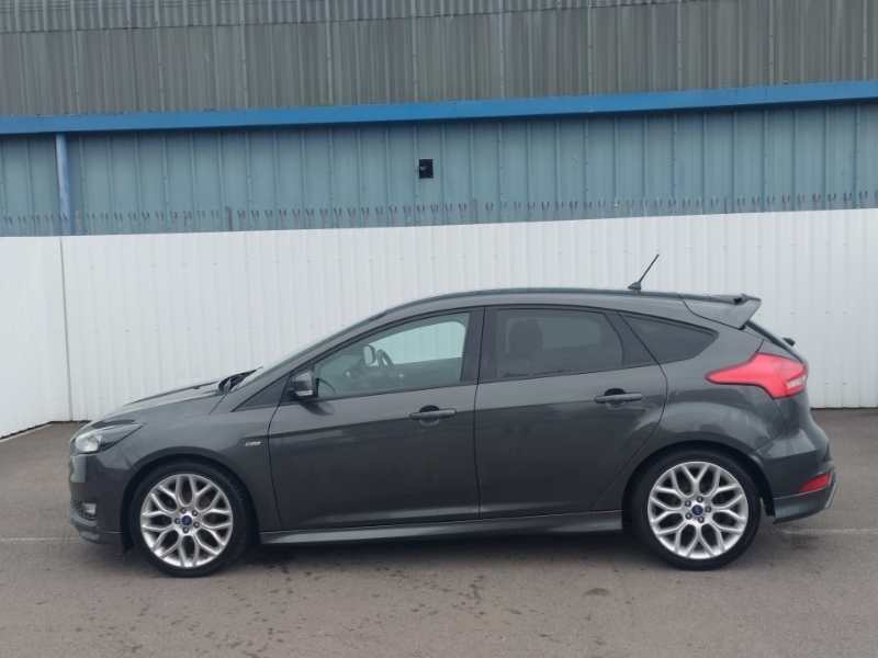 Ford Focus 1.0T Ecoboost Titanium Euro 6 Ss Black #4