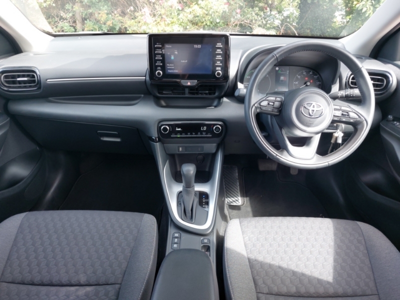 Toyota Yaris 1.5 Hybrid Icon Cvt DF73PBV White #3