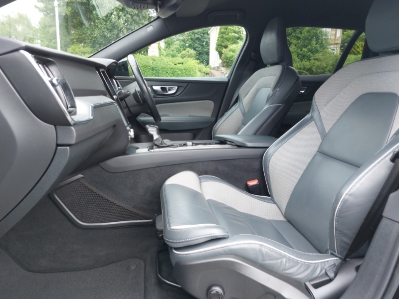 Volvo V60 2.0 T4 190 R Design Plus Black #5