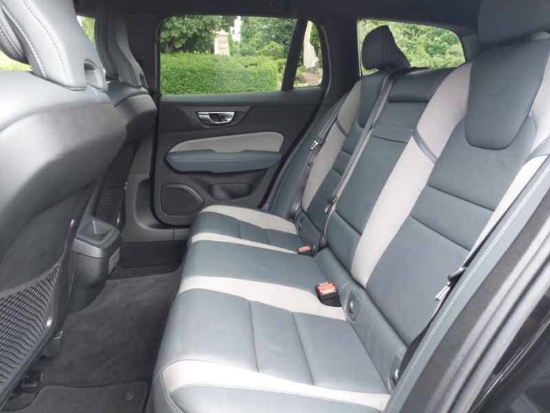 Volvo V60 2.0 T4 190 R Design Plus Black #6